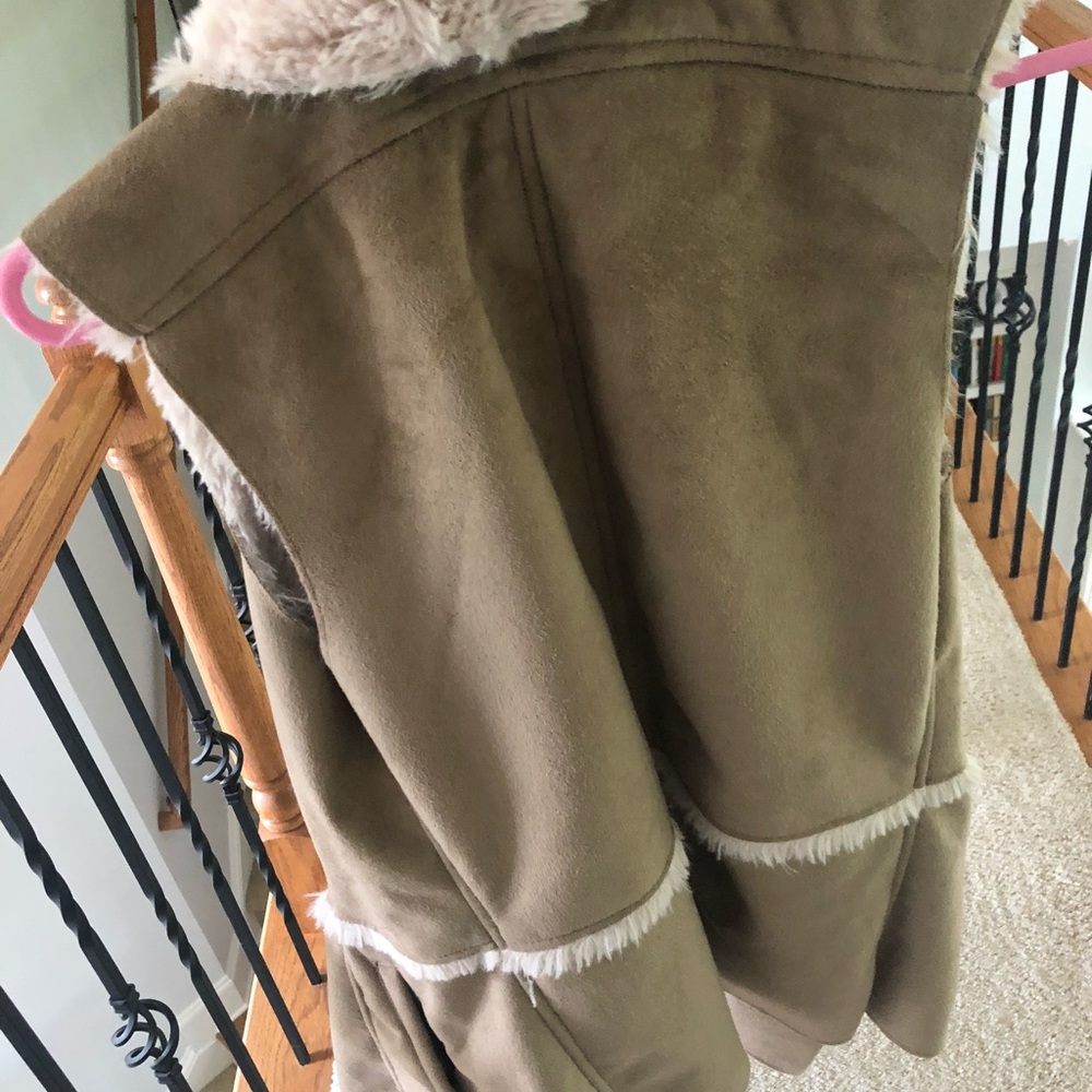 Fuzzy vest - Picture 3 of 3